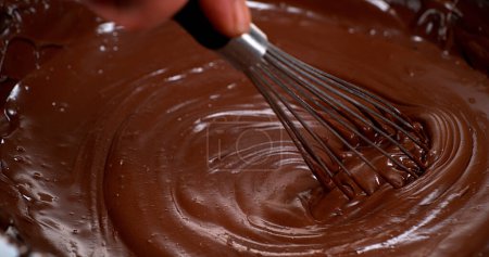 Téléchargez les photos : Fouet tournant chocolat au lait - en image libre de droit