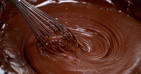 Téléchargez les photos : Fouet tournant chocolat au lait - en image libre de droit