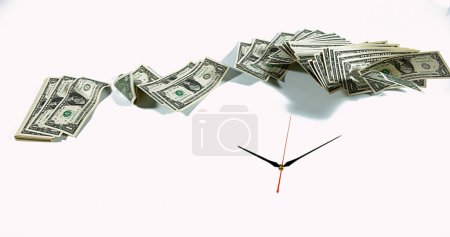 Téléchargez les photos : Le temps est argent, horloge et billets en dollars américains - en image libre de droit