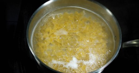 Téléchargez les photos : Pâtes et eau bouillante chaude dans une casserole - en image libre de droit