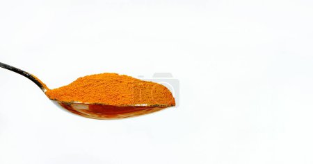 Téléchargez les photos : Curcuma, curcuma longa, curcuma poudre tombant sur cuillère, épice indienne sur fond blanc - en image libre de droit