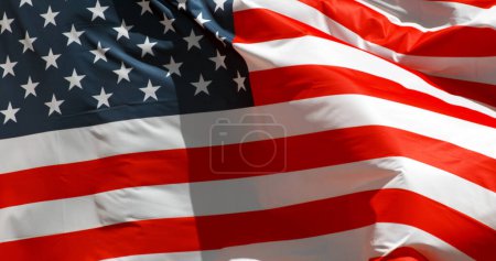 Foto de Bandera americana ondeando en el viento contra el cielo azul - Imagen libre de derechos