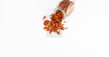 Téléchargez les photos : Cayenne Chili Pepper, capsicum frutescens, épice tombant sur fond blanc - en image libre de droit