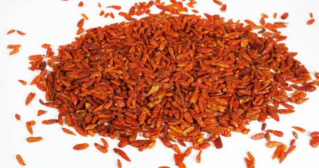 Téléchargez les photos : Cayenne Chili Pepper, capsicum frutescens, épice tombant sur fond blanc - en image libre de droit