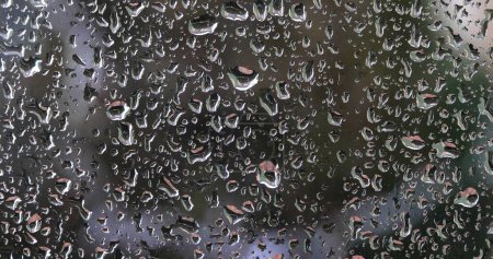 Téléchargez les photos : Pluie dégoulinante sur le pare-brise de la voiture, - en image libre de droit