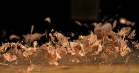 Foto de Chips de madera cayendo en un tablero - Imagen libre de derechos