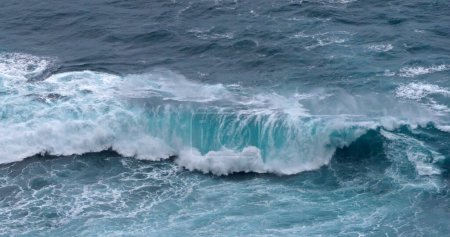 Foto de Waves in Atlantic Ocean, Porto Moniz, Madeira Island Portugal - Imagen libre de derechos