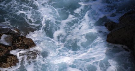 Téléchargez les photos : Crash des vagues sur la côte rocheuse, océan Atlantique, Porto Moniz, île de Madère Portugal - en image libre de droit