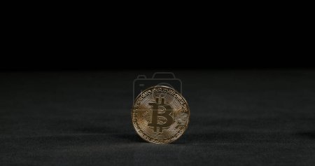 Téléchargez les photos : Bitcoins sur fond noir. Bitcoins sur fond noir - en image libre de droit