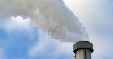 Téléchargez les photos : Vapeur d'eau sortant de la cheminée d'un incinérateur, près de Paris - en image libre de droit