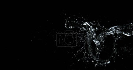 Téléchargez les photos : Explosion et éclaboussures d'eau sur fond noir - en image libre de droit
