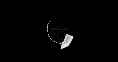 Foto de Vaso de leche rebotando y salpicando sobre fondo negro - Imagen libre de derechos
