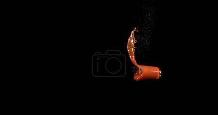 Foto de Vaso de jugo de tomate rebotando y salpicando sobre fondo negro - Imagen libre de derechos