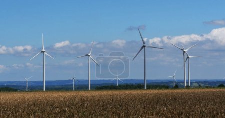 Téléchargez les photos : Éoliennes avec ciel bleu, près de Caen en Normandie en France - en image libre de droit
