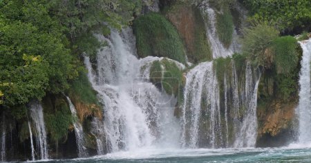 Téléchargez les photos : Cascade, Parc Naturel Krka, Près de Sibenik à Damaltia, Croatie - en image libre de droit