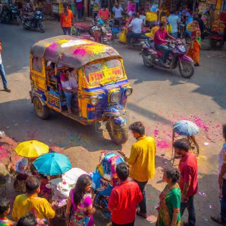Téléchargez les photos : Peuple indien à un festival holi coloré traditionnel - en image libre de droit