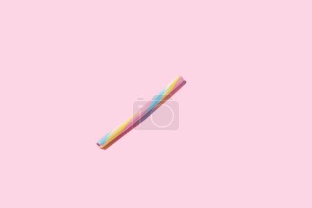 Ein Stück Süßigkeiten auf rosa Hintergrund