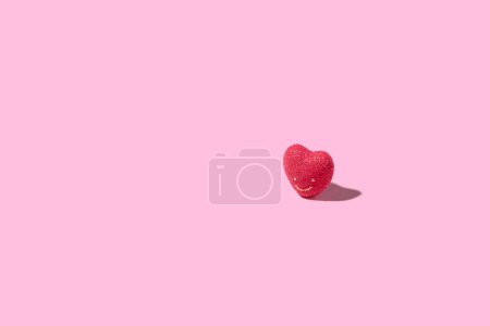 Ein Stück Süßigkeiten auf rosa Hintergrund