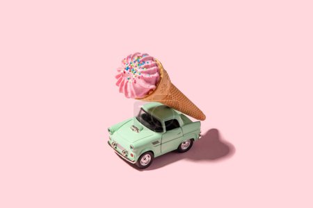 Téléchargez les photos : Glace bonbons cône sur minuscule voiture - en image libre de droit