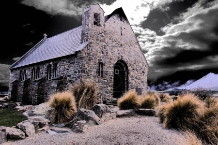 Die Kirche des Guten Hirten liegt am Ufer des Tekapo-Sees in Neuseeland. Dramatische Skyline, die ich als monochromes Foto wählte.