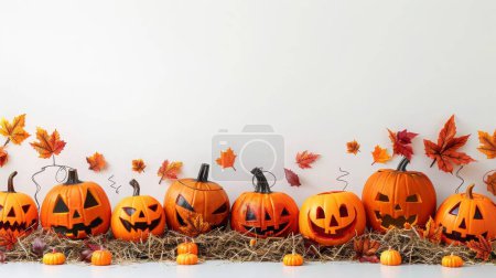 Eine Reihe geschnitzter und ungeschnitzter Kürbisse steht auf einem Heubett, akzentuiert durch bunte Herbstblätter. Dieses festliche Setup fängt den Geist von Halloween und Herbst ein.