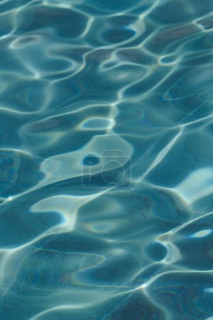 Ondas de agua abstractas con reflejos de luz