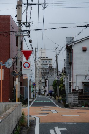 Calle residencial con elementos tradicionales japoneses
