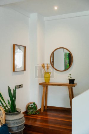 Minimalistische Indoor-Ecke mit Holzakzenten und Pflanzen