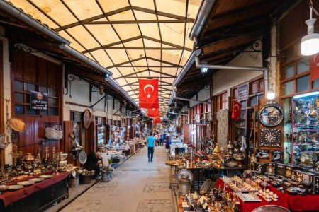 Téléchargez les photos : Gaziantep, Turkey - April 2022: Gaziantep Coppersmith Bazaar (Turkish: Bakircilar Carsisi). Handmade copper products and historical bazaar street - en image libre de droit