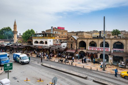 Téléchargez les photos : Gaziantep, Turkey - May 2022: Gaziantep old town street view, near the historic bazaar and market. Gaziantep is the food capital of Turkey - en image libre de droit