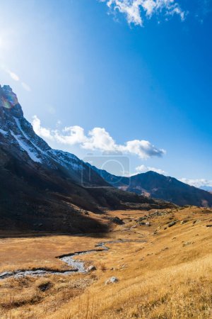 Téléchargez les photos : Paysage de montagne dans la zone de randonnée Juta paysage avec des montagnes enneigées dans la journée ensoleillée d'automne randonnée populaire dans les montagnes du Caucase, région de Kazbegi, Géorgie. - en image libre de droit