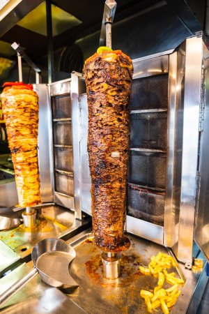 Téléchargez les photos : Nourriture turque traditionnelle, poulet donateur et kebab bœuf donateur à Istanbul, Turquie. Doner kebab est un type de kebab, fait de viande cuite sur une rôtisserie verticale - en image libre de droit