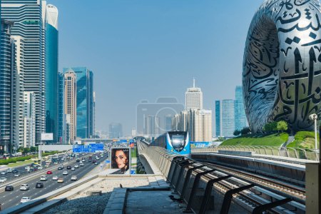 Photo pour Dubaï, Émirats arabes unis - Octobre 2022 : Chemin de fer du métro de Dubaï avec Museum of Future. Le métro de Dubaï est un réseau ferroviaire de transport rapide dans la ville de Dubaï - image libre de droit
