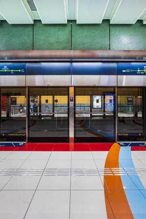 Photo pour Dubaï, Émirats arabes unis - Octobre 2022 : Dubai Metro station platform architecture. Dubai Metro est un réseau ferroviaire de transport en commun rapide dans la ville de Dubaï, Émirats arabes unis - image libre de droit
