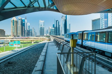 Photo pour Dubaï, EAU - Octobre 2022 : Métro de Dubaï, centre-ville. Dubai Metro est un réseau ferroviaire de transport en commun rapide dans la ville de Dubaï, Émirats arabes unis - image libre de droit