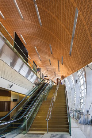 Téléchargez les photos : Dubaï, EAU - Octobre 2022 : Architecture de la station de métro de Dubaï. Dubai Metro est un réseau ferroviaire de transport en commun rapide dans la ville de Dubaï, Émirats arabes unis - en image libre de droit