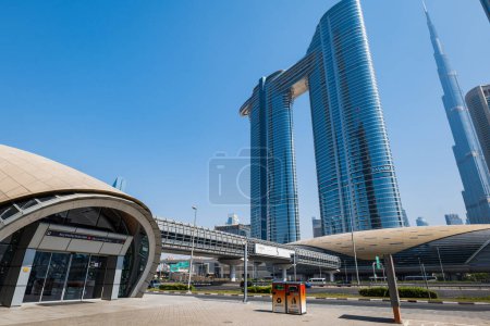 Téléchargez les photos : Dubaï, EAU - Octobre 2022 : Architecture de la station de métro de Dubaï. Dubai Metro est un réseau ferroviaire de transport en commun rapide dans la ville de Dubaï, Émirats arabes unis - en image libre de droit