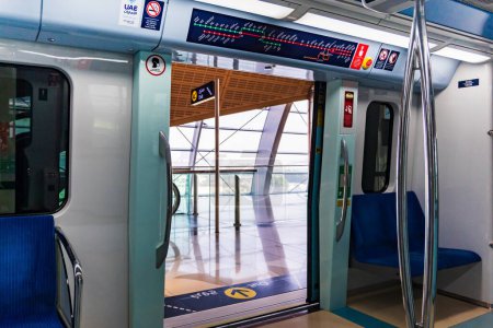 Photo pour Dubaï, EAU - Octobre 2022 : Chariot du métro de Dubaï. Dubai Metro est un réseau ferroviaire de transport en commun rapide dans la ville de Dubaï, Émirats arabes unis - image libre de droit