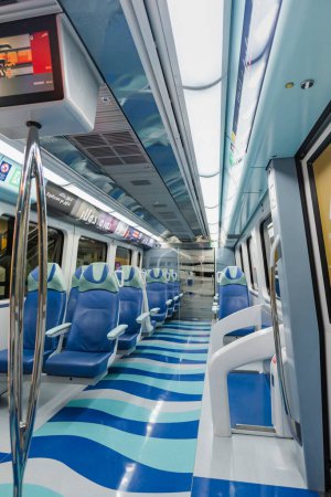 Photo pour Dubaï, Émirats arabes unis - Octobre 2022 : Chariot Dubai Metro train Gold Class. Dubai Metro est un réseau ferroviaire de transport en commun rapide dans la ville de Dubaï, Émirats arabes unis - image libre de droit