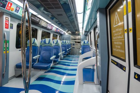 Photo pour Dubaï, Émirats arabes unis - Octobre 2022 : Chariot Dubai Metro train Gold Class. Dubai Metro est un réseau ferroviaire de transport en commun rapide dans la ville de Dubaï, Émirats arabes unis - image libre de droit