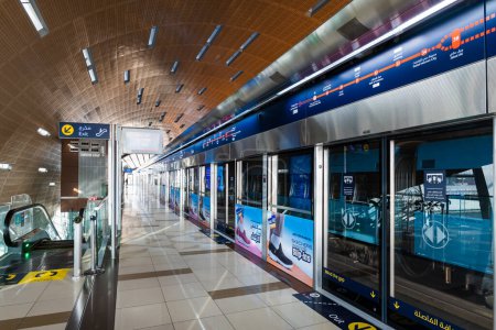 Photo pour Dubaï, Émirats arabes unis - Octobre 2022 : Dubai Metro station platform architecture. Dubai Metro est un réseau ferroviaire de transport en commun rapide dans la ville de Dubaï, Émirats arabes unis - image libre de droit