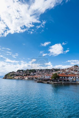 Téléchargez les photos : Vue sur le lac Ohrid, ville d'Ohrid. Ohrid est une station balnéaire macédonienne et célèbre destination touristique sous les auspices de l'UNESCO - en image libre de droit