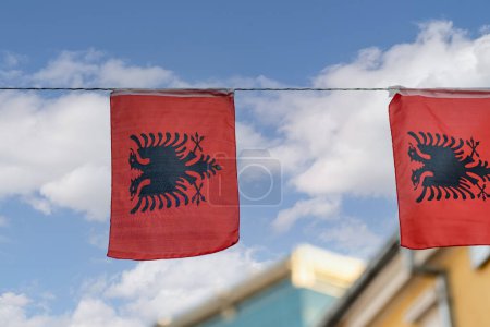 Drapeau albanais dans la ville, drapeau national de l'Albanie dans la rue