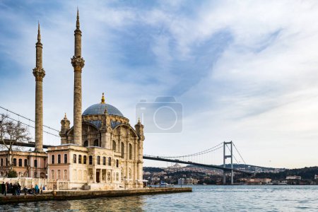 Foto de Mezquita Ortakoy y el Bósforo en Estambul, Turquía. El Puente del Bósforo, también conocido como el Puente de los Mártires del 15 de julio, es un monumento famoso en Estambul, Turquía. - Imagen libre de derechos