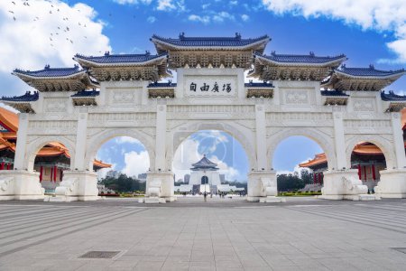 Téléchargez les photos : National Chiang Kaï-chek Memorial Hall porte principale à Taipei, Taiwan. Repère pour les touristes dans la ville de Taipei, Taiwan - en image libre de droit