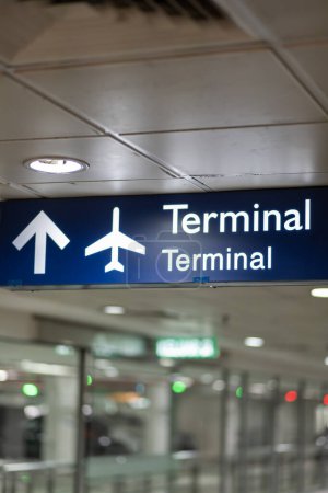 Téléchargez les photos : Panneau de l'aéroport indiquant le chemin du terminal de l'aéroport. - en image libre de droit