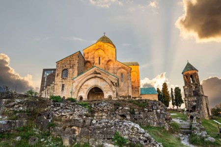 Foto de Awesome view of the Bagrati Cathedral in Kutaisi, Georgia. The Kutaisi Cathedral is a popular tourist attraction of the Caucasus region - Imagen libre de derechos