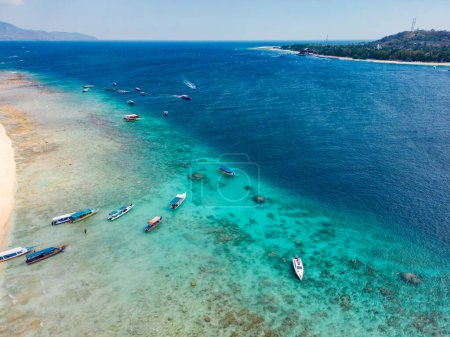 Téléchargez les photos : Gili Island, Gili Meno, paysage aérien par drone à Lombok, Bali, Indonésie - en image libre de droit