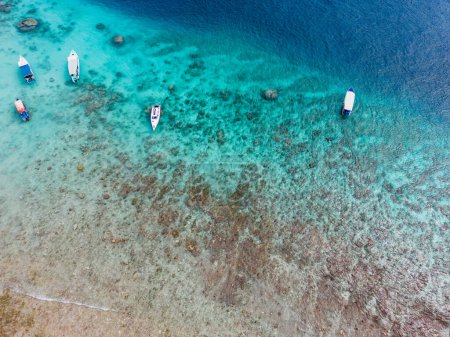 Téléchargez les photos : Magnifique vue sur l'océan tropical de l'île Gili, Gili Meno, paysage aérien par drone à Lombok, Bali, Indonésie - en image libre de droit