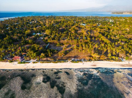 Téléchargez les photos : Paysage aérien de plage de l'île Gili par drone. vue aérienne de Gili Air à Lombok, Bali, Indonésie - en image libre de droit